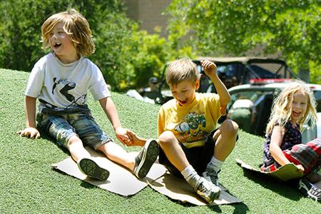 KidsPrograms_1 image of kids playing outdoors